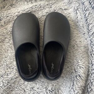 Size 11 Kids Cat & Jack black clog/croc style shoes